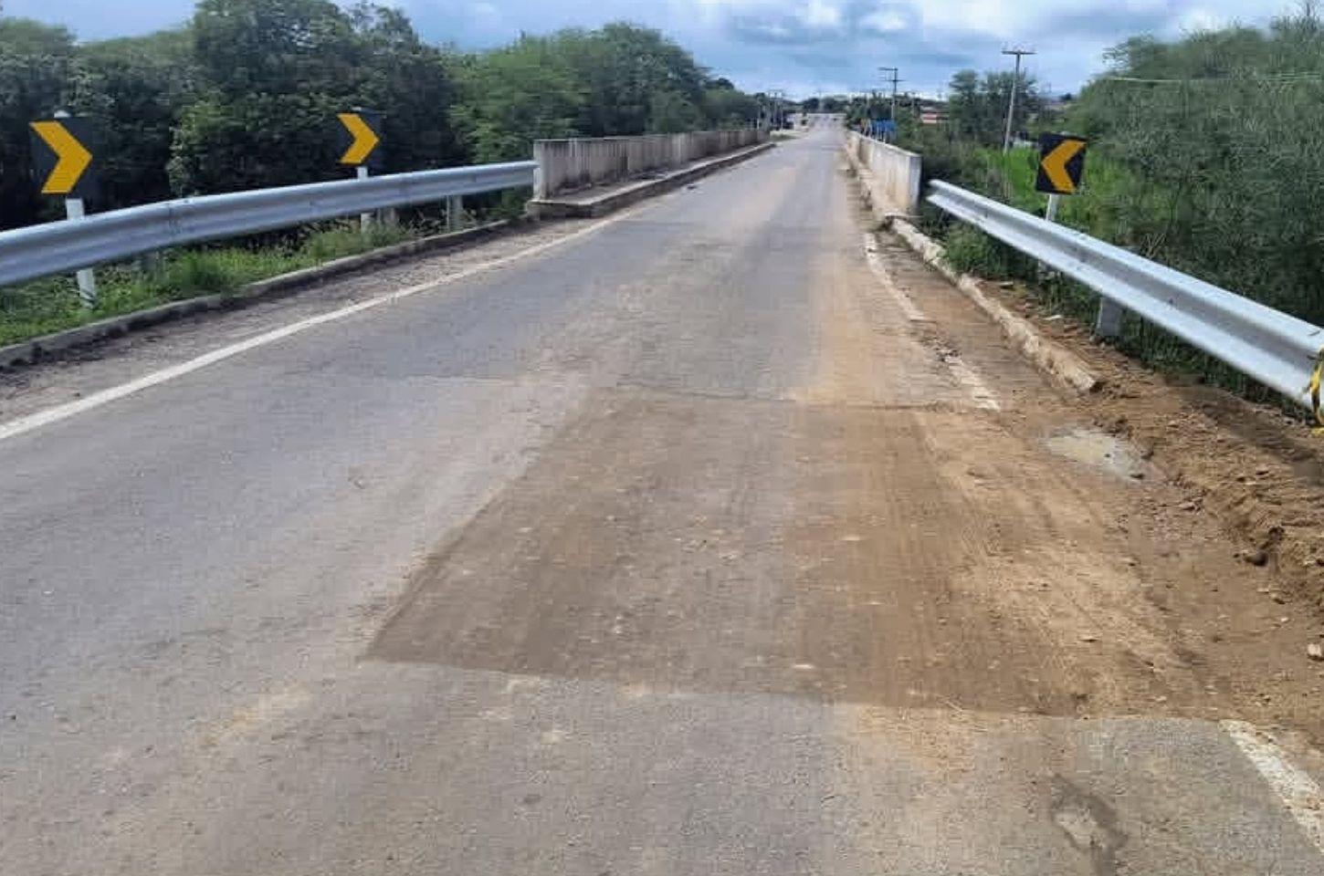 Trecho da BA-416 é liberado após reparo em adutora rompida