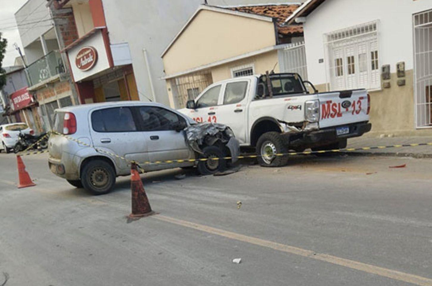 Veículo colide com caminhonete estacionada em Santaluz