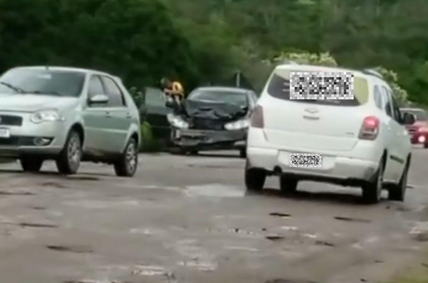 Veículos colidem na BA-409 em Serrinha 