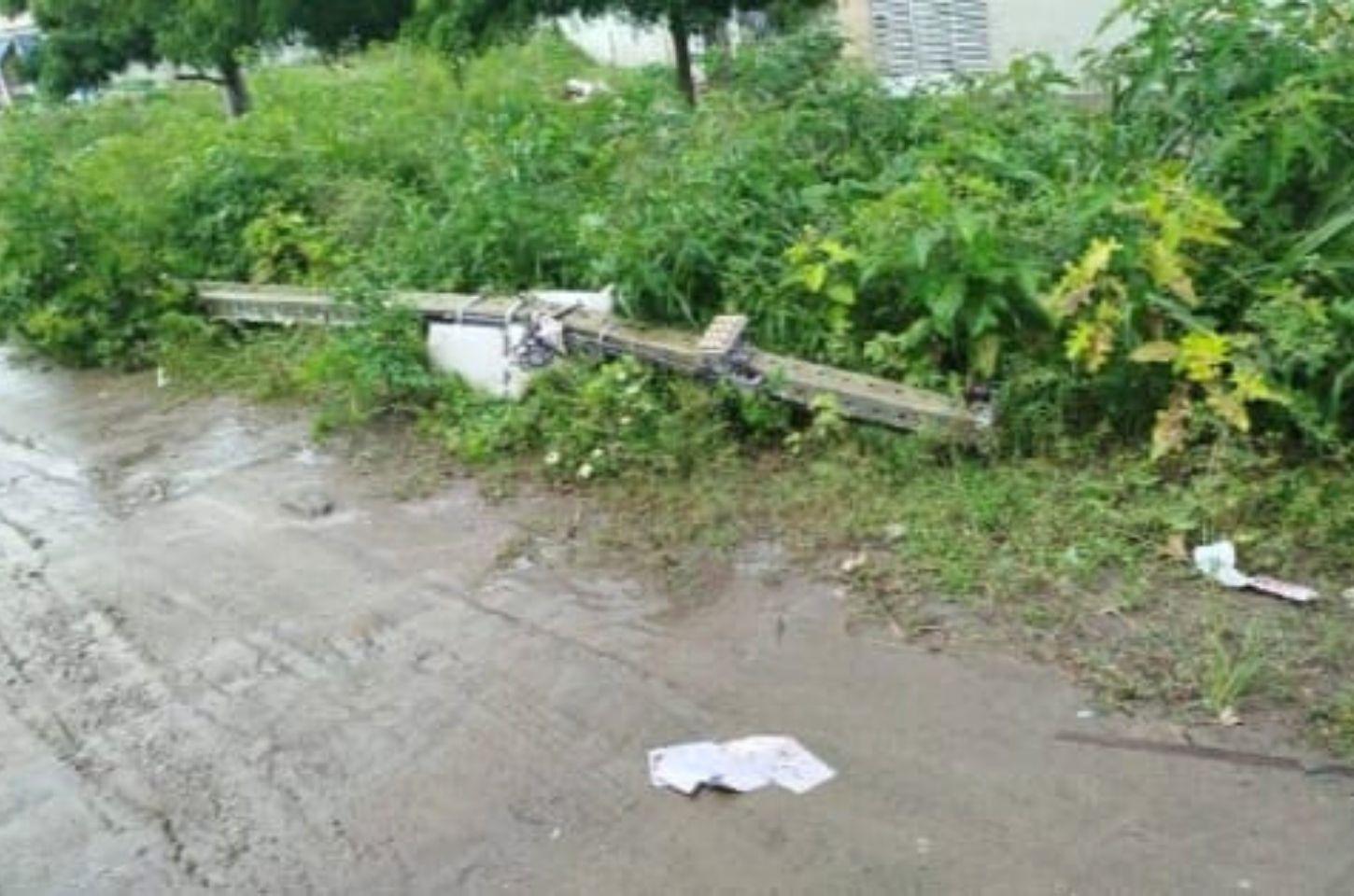 Caminhão derruba poste com câmera de monitoramento na BA-409 em Serrinha