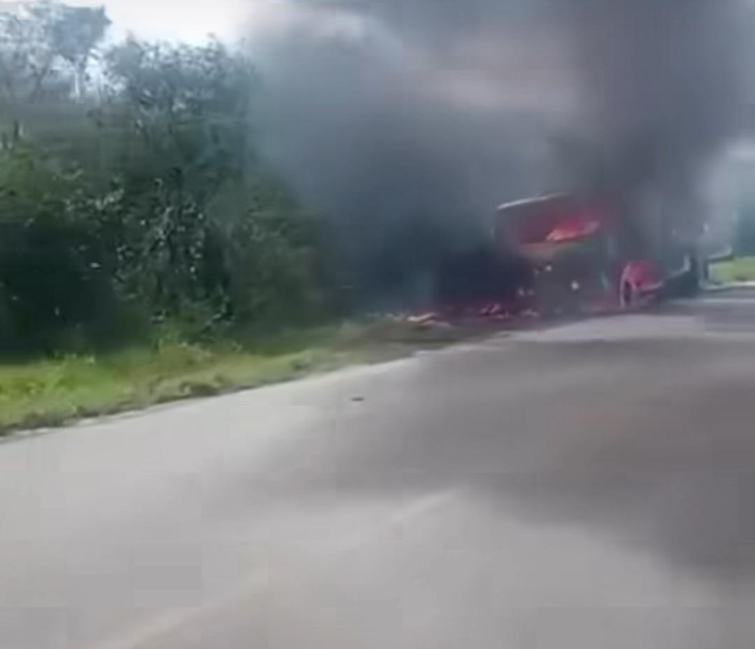 Caminhão é destruído após incêndio na BA-409 entre Coité e Serrinha