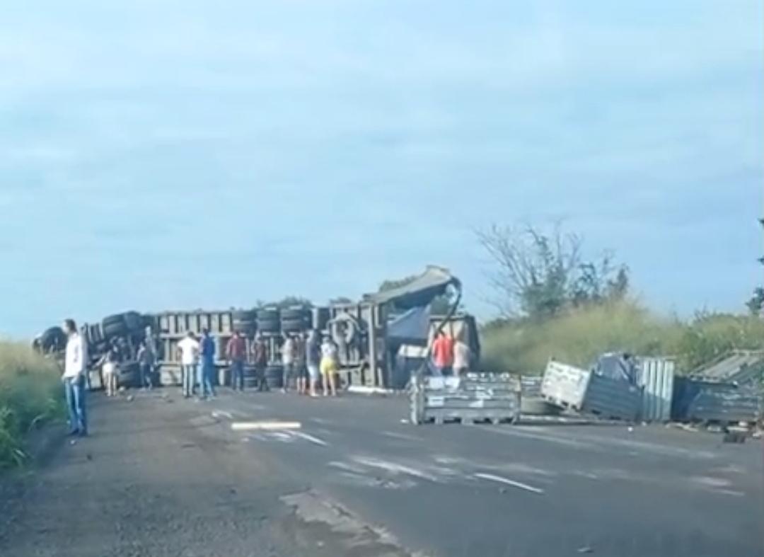 Carreta tomba e interdita totalmente a BR-116 Norte entre Serrinha e Santa Bárbara