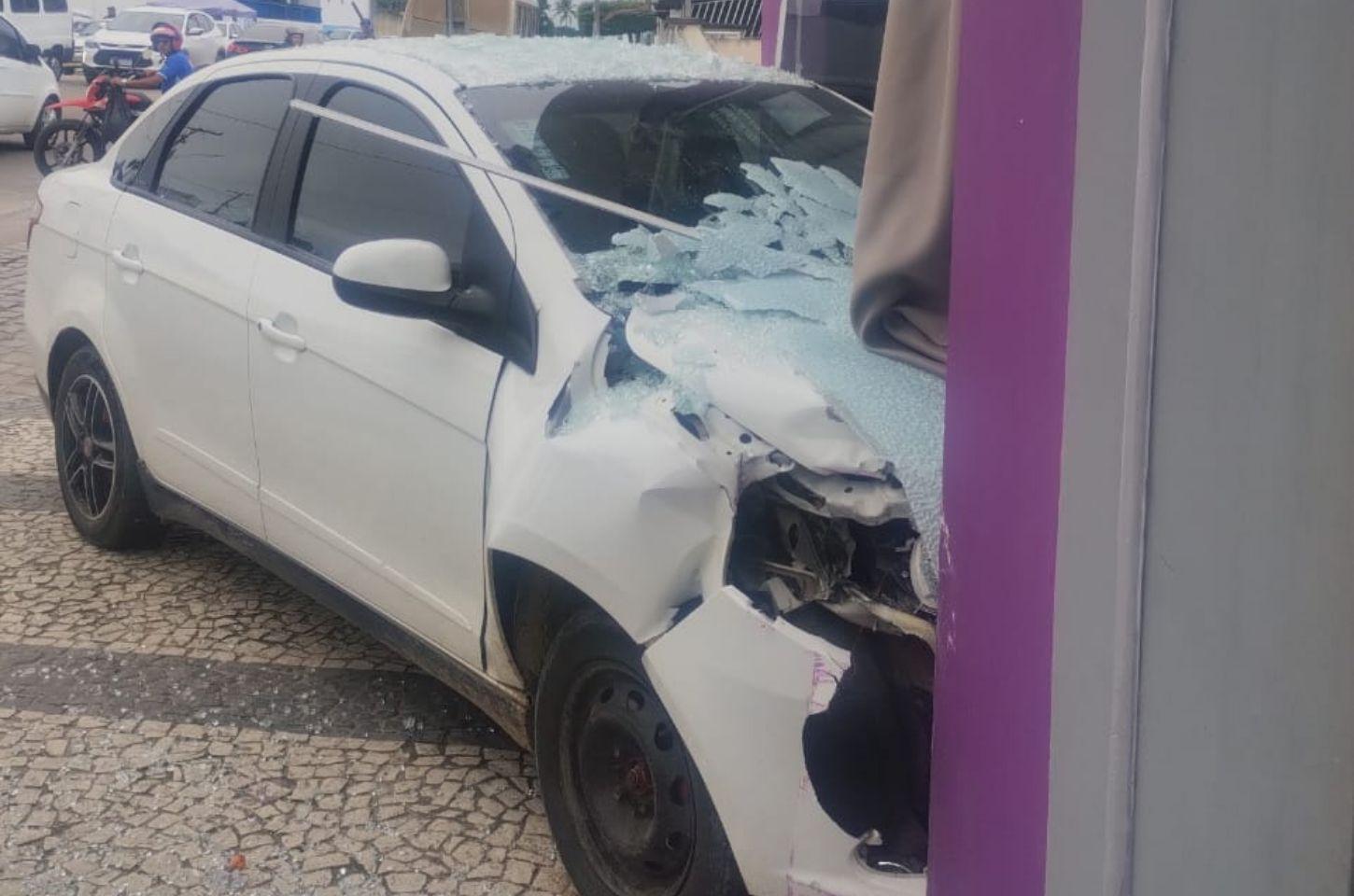 Carro desgovernado atinge loja na Rua Lauro Mota, em Serrinha