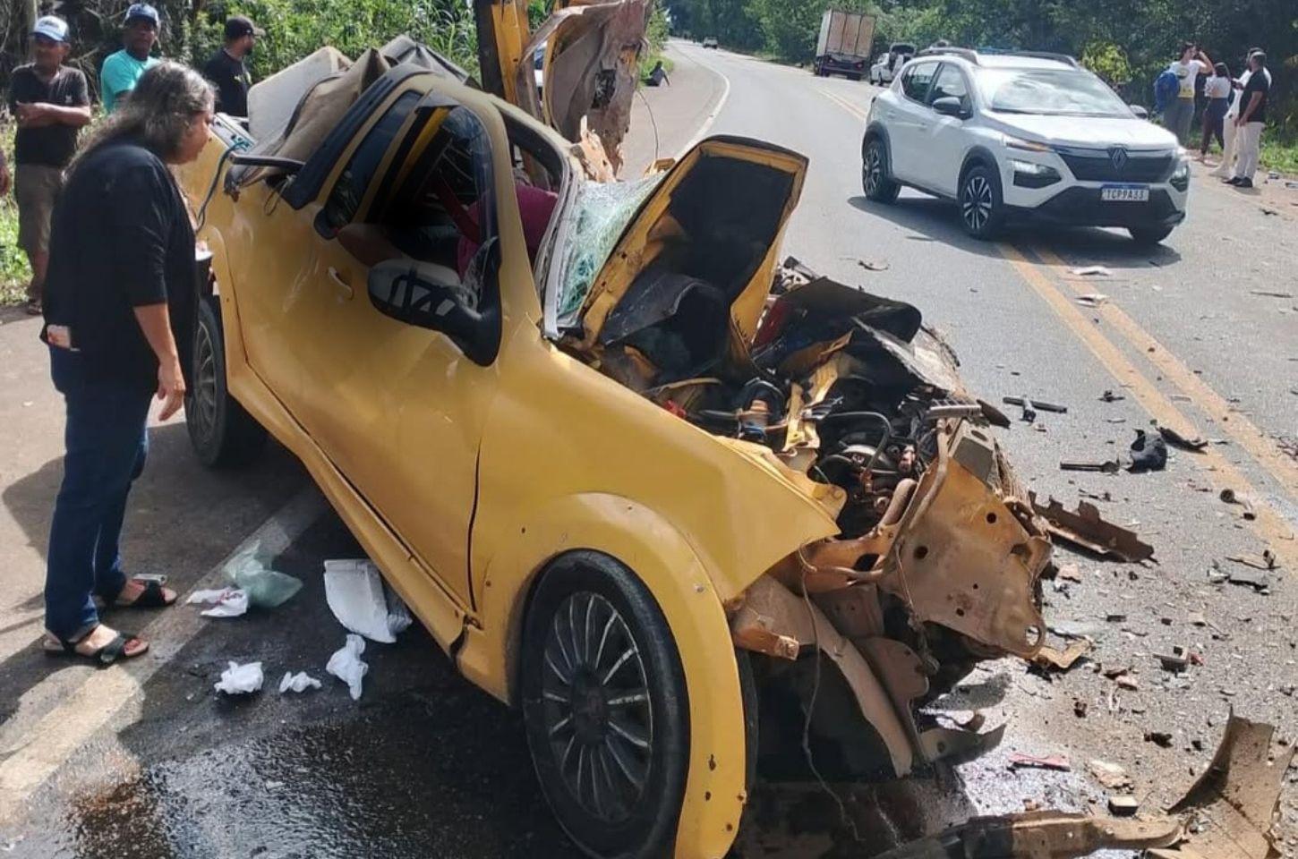 Colisão entre carro e micro-ônibus deixa quatro mortos no sul da Bahia