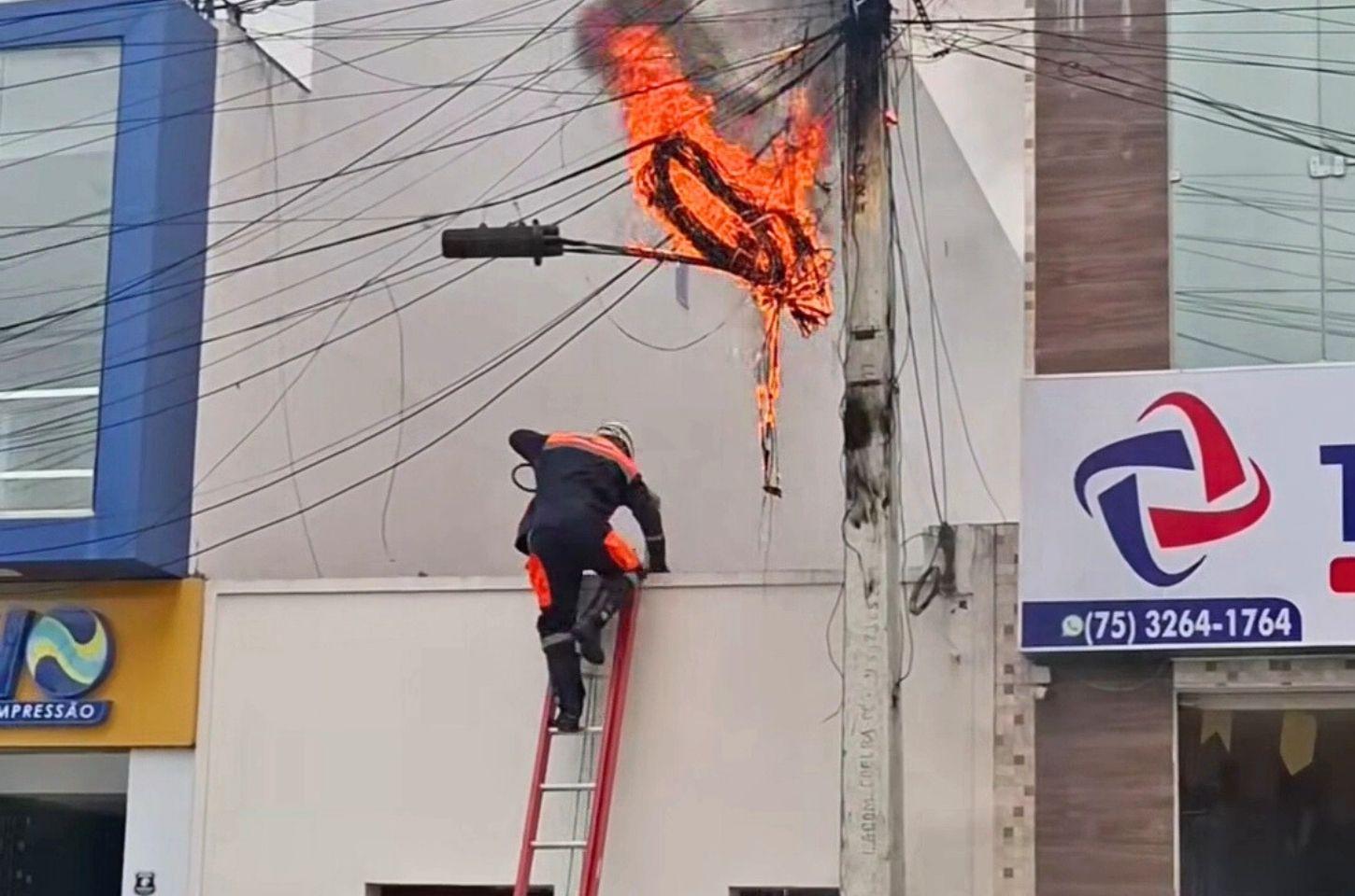 Fiação de internet pega fogo em avenida movimentada de Riachão do Jacuípe