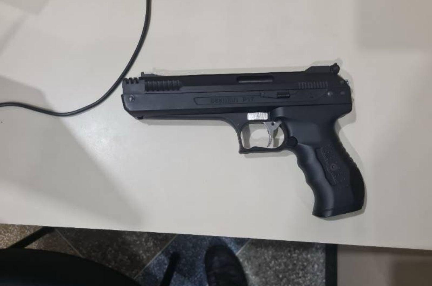 Homem é detido com simulacro de arma de fogo após ameaçar grupo em Coité