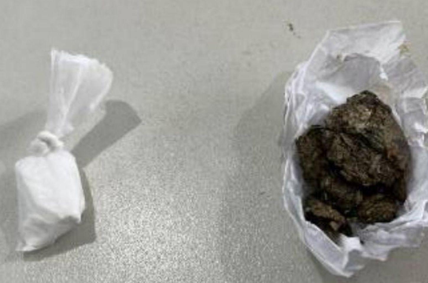 Homem é flagrado com maconha e cocaína durante abordagem policial em Serrinha