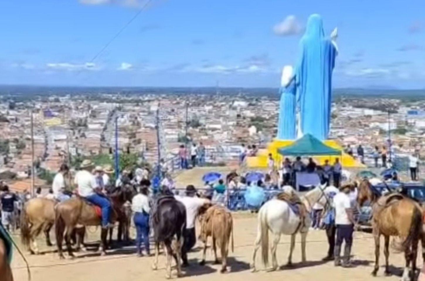 Missa do Vaqueiro e Cavalgada marcam o domingo dos festejos de Senhora Sant'Ana em Serrinha
