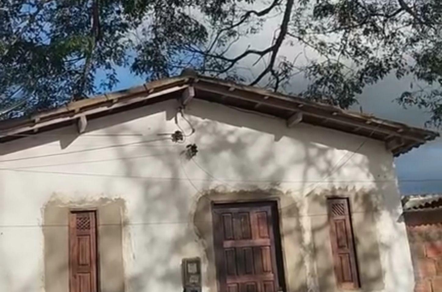 Moradores de Conjunto em Biritinga denunciam risco com rede elétrica e árvore prestes a cair