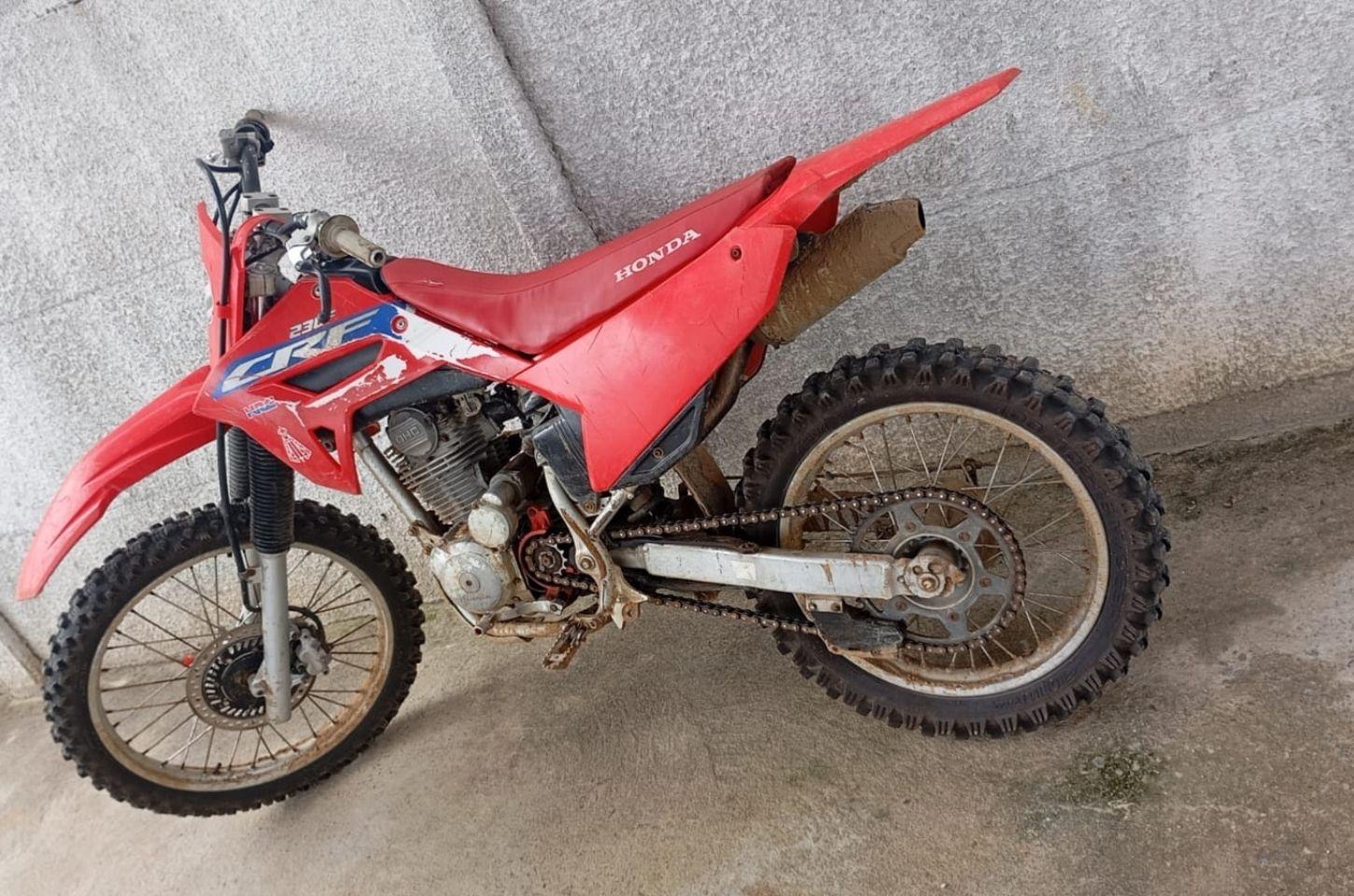 Motocicleta de trilha é apreendida durante patrulhamento em Serrinha