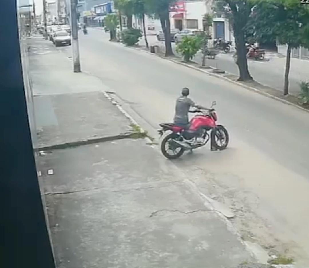Motocicleta é furtada no centro de Serrinha e suspeito tenta encobrir crime em oficina