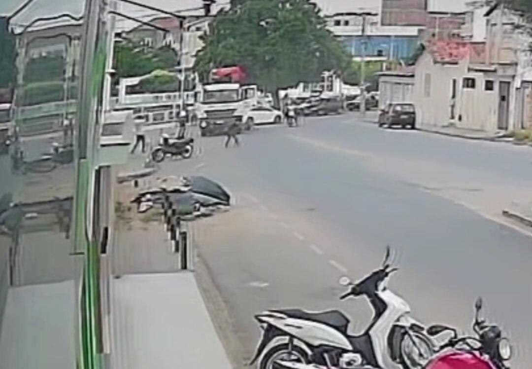 Motociclista sofre fratura exposta após colisão com caminhão em Santaluz