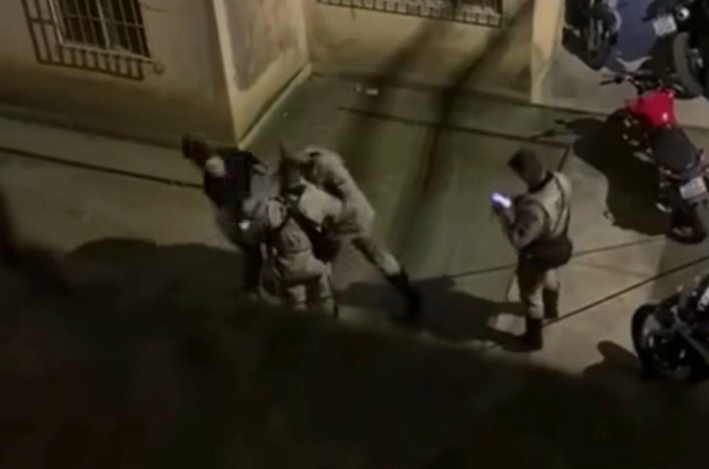Mulher é agredida por policial com tapa no rosto em Feira de Santana
