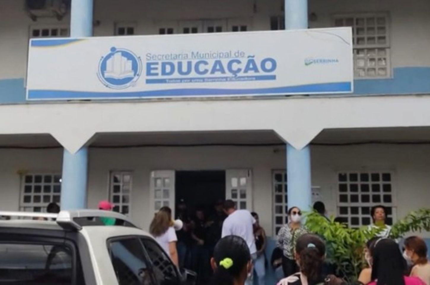 “Não temos mais espaço”, diz secretária de Educação de Serrinha sobre possível mudança de sede