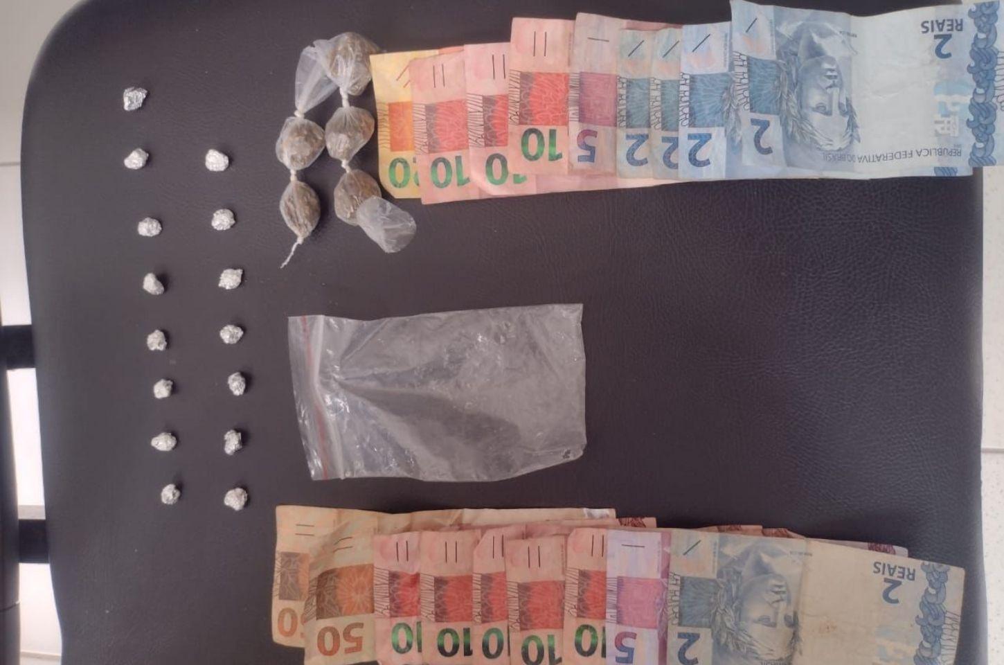 PM apreende drogas e conduz dois suspeitos, incluindo adolescente em Serrinha