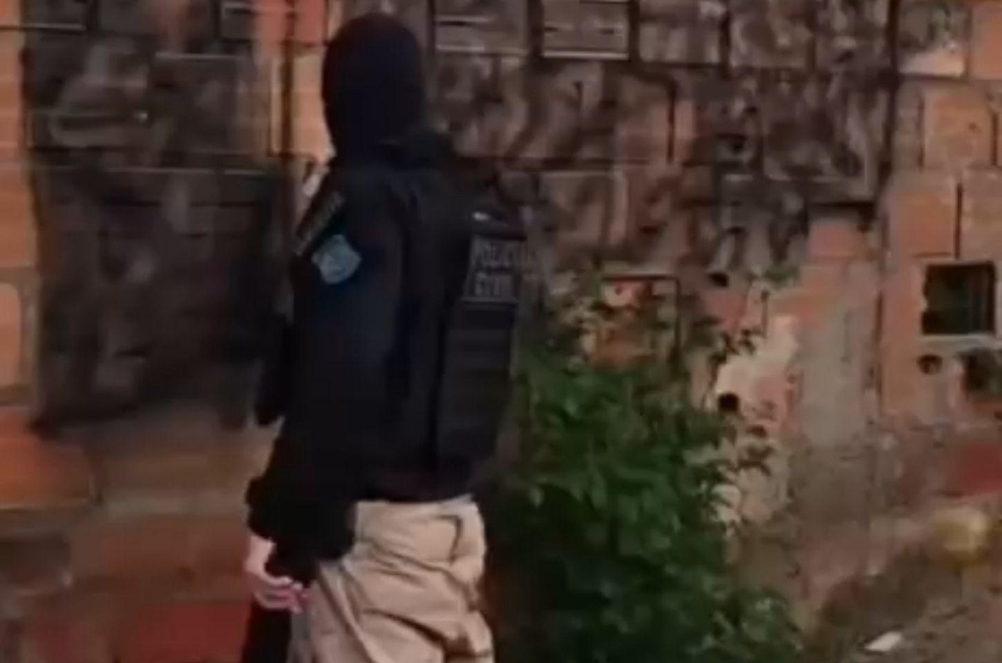 Polícia Civil realiza operação para apagar pichações de facções em Serrinha
