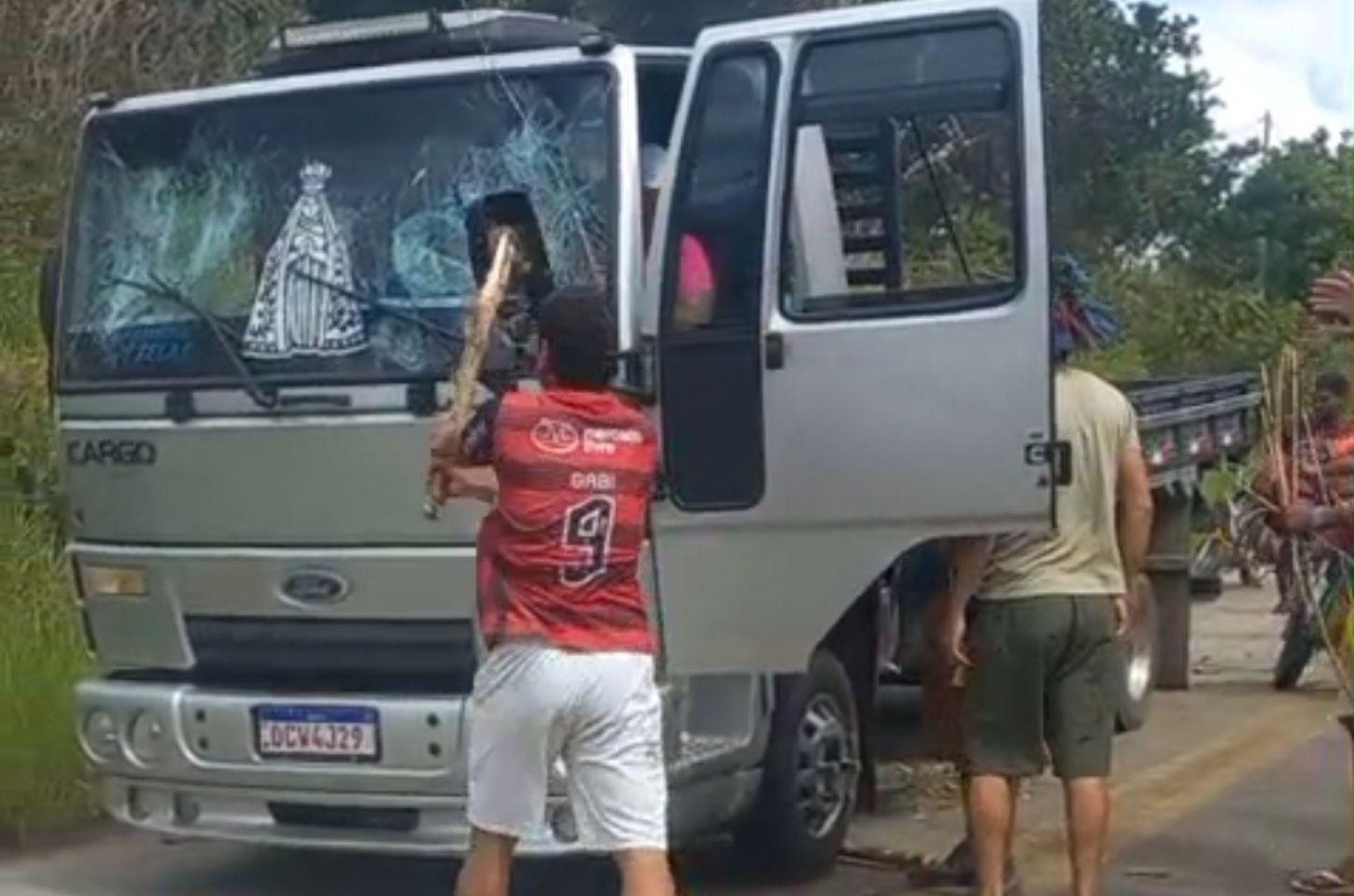 Protesto de indígenas na BR-101 termina com agressões a caminhoneira no sul da Bahia