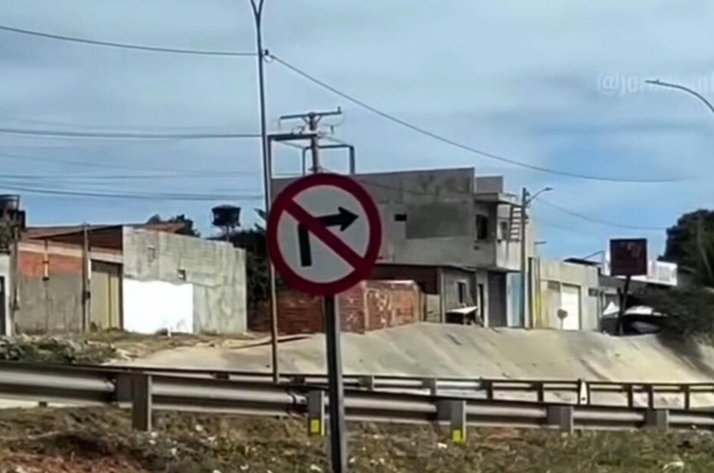 Sinalização contraditória confunde motorista e vira piada na internet; Confira o vídeo 