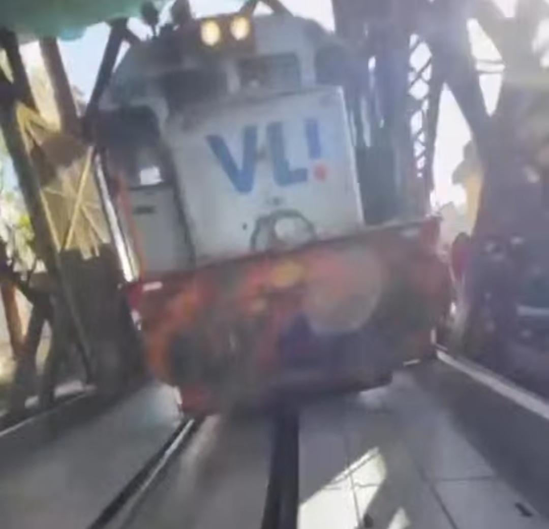 Trem descarrila e interrompe trânsito em ponte centenária na Bahia