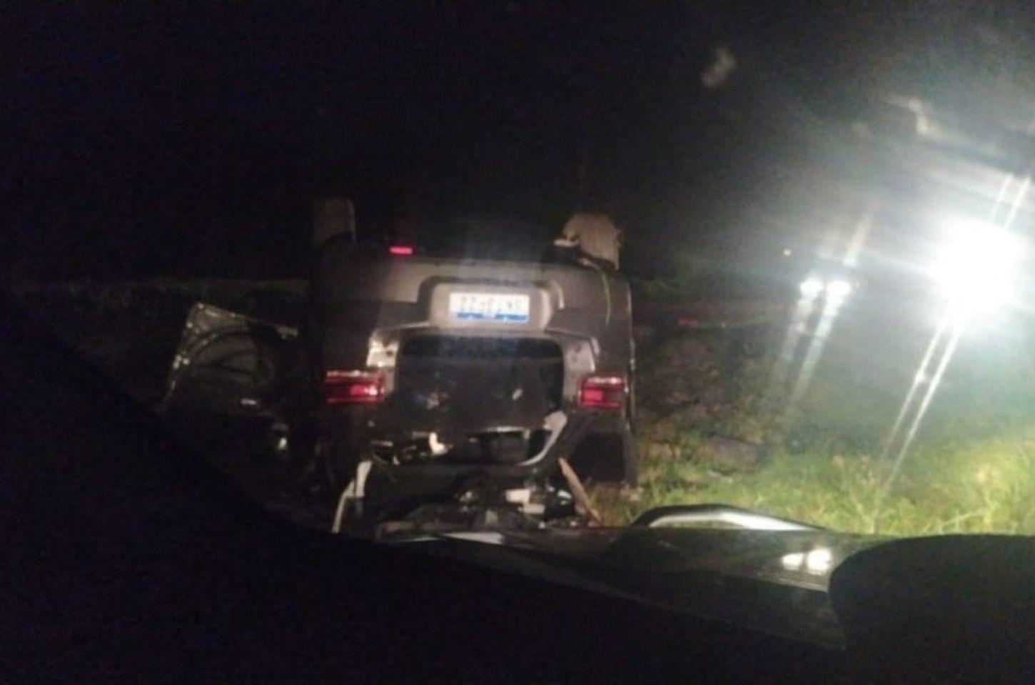 Veículo da equipe do cantor Pablo se envolve em acidente na BR-324 e mulher morre no local