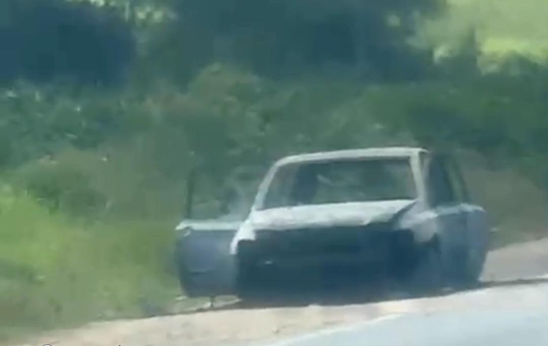 Veículo é visto incendiado na BA-233 em Serrinha