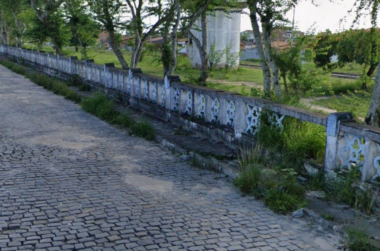 Vereador Gilberto Carvalho detalha proposta de revitalização da balaustrada e área da linha férrea em Serrinha