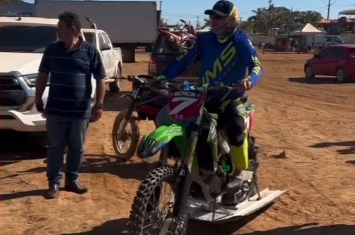 Vídeo de motociclista cruzando rio no Pará viraliza nas redes e intriga internautas