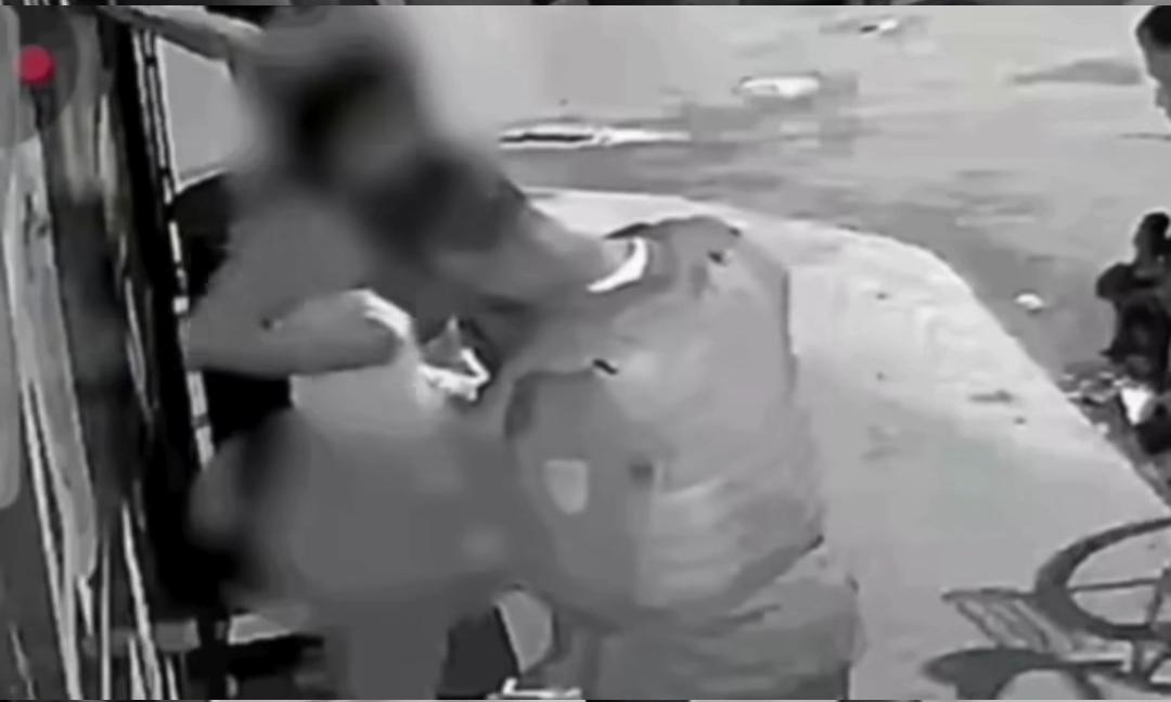 Vídeo mostra jovem sendo assediada durante abordagem policial