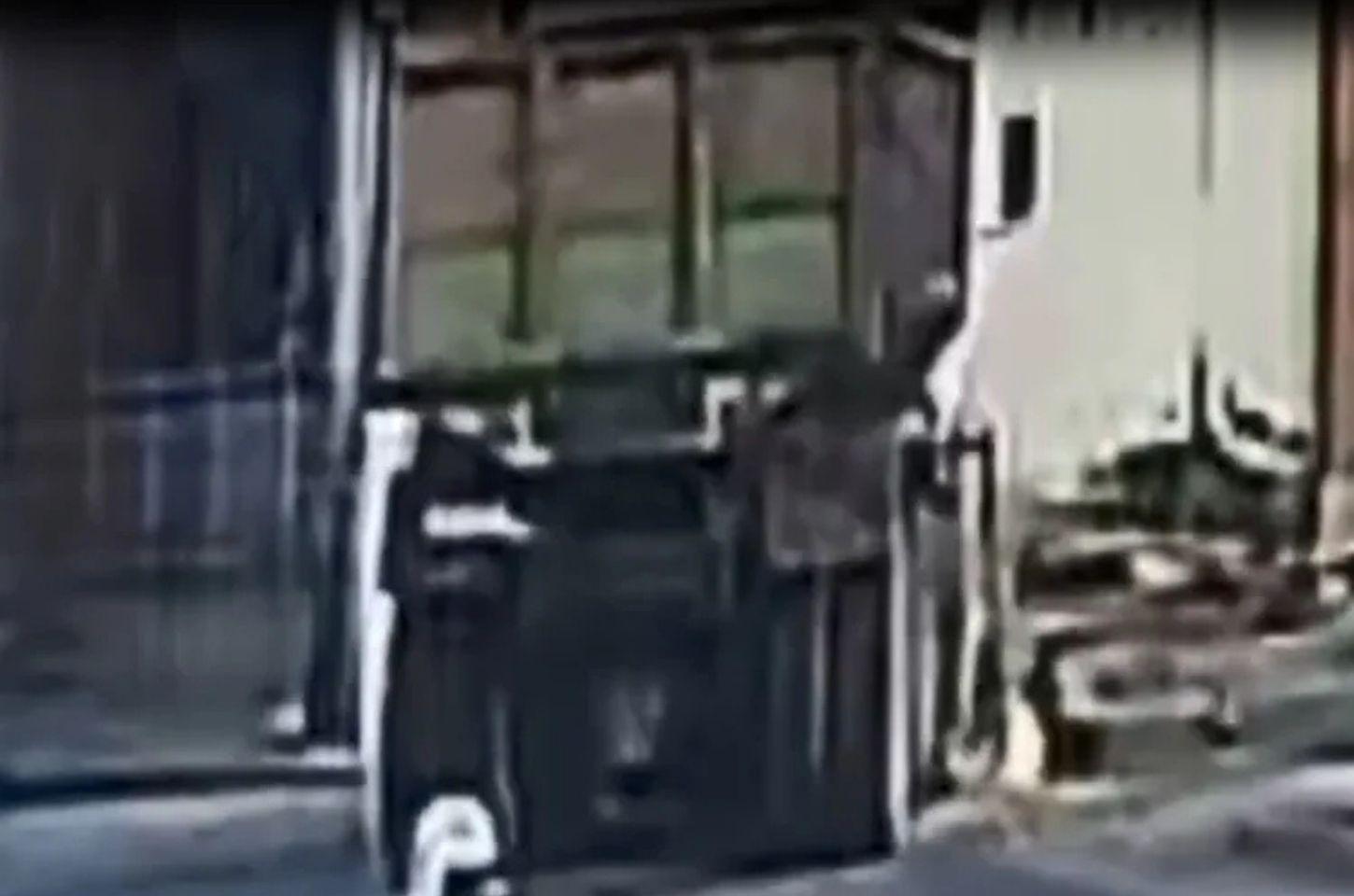 Vídeo: motociclista é atropelada por caçamba e sofre ferimentos leves na Bahia