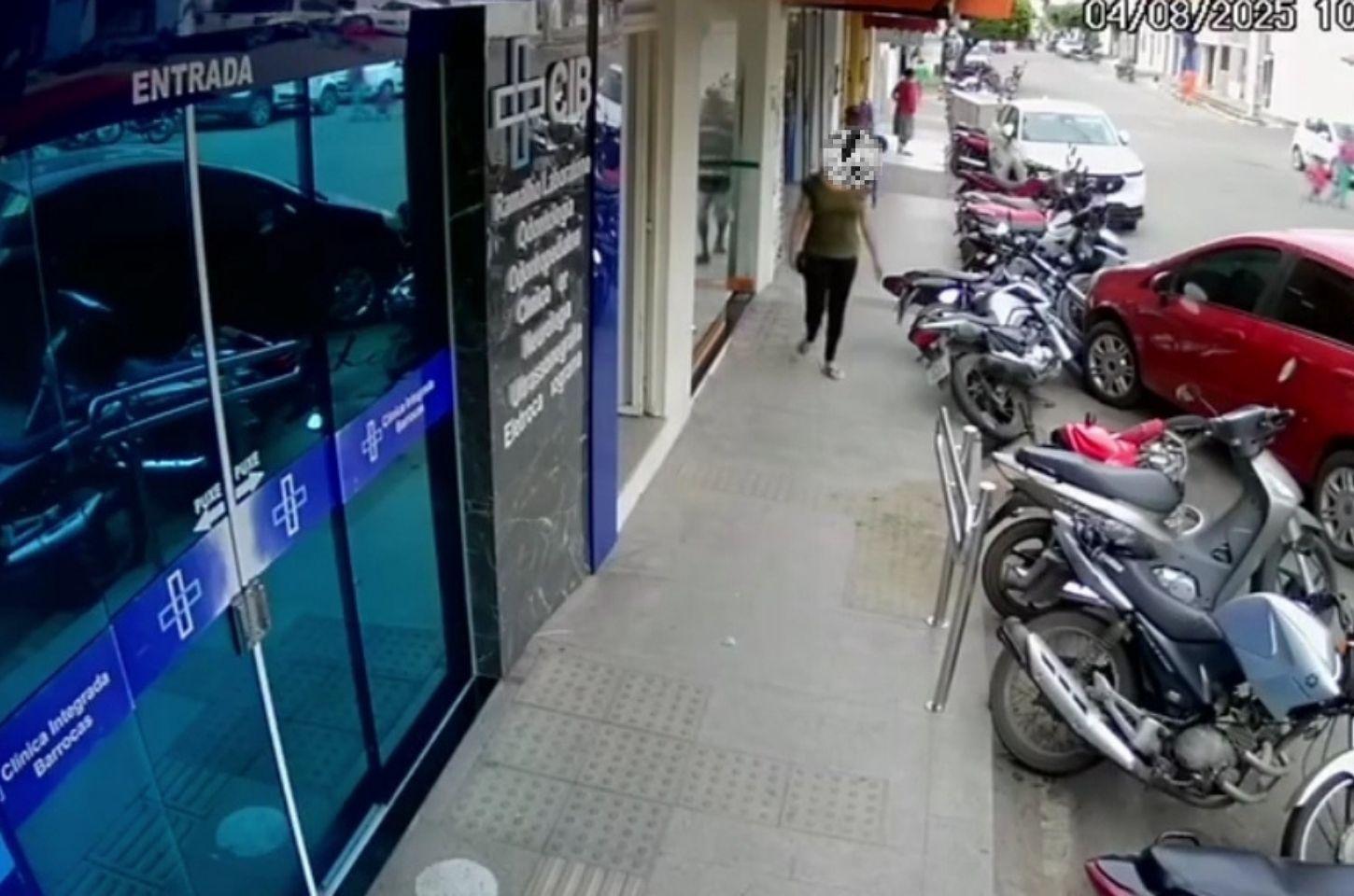 Carro desgovernado atinge quatro motos em frente à clínica em Barrocas