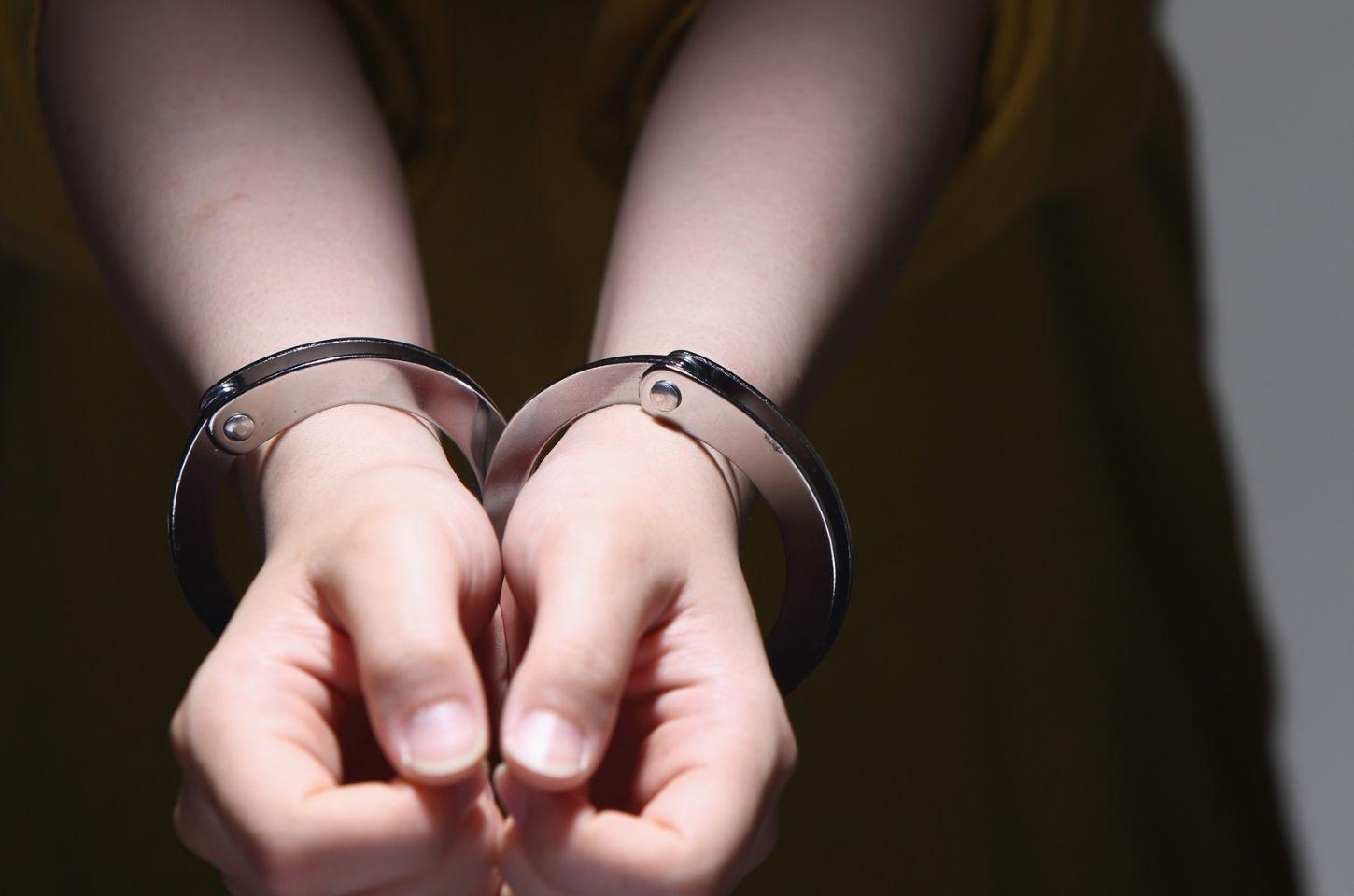 Mulher com mandado de prisão por homicídio é detida em Teofilândia