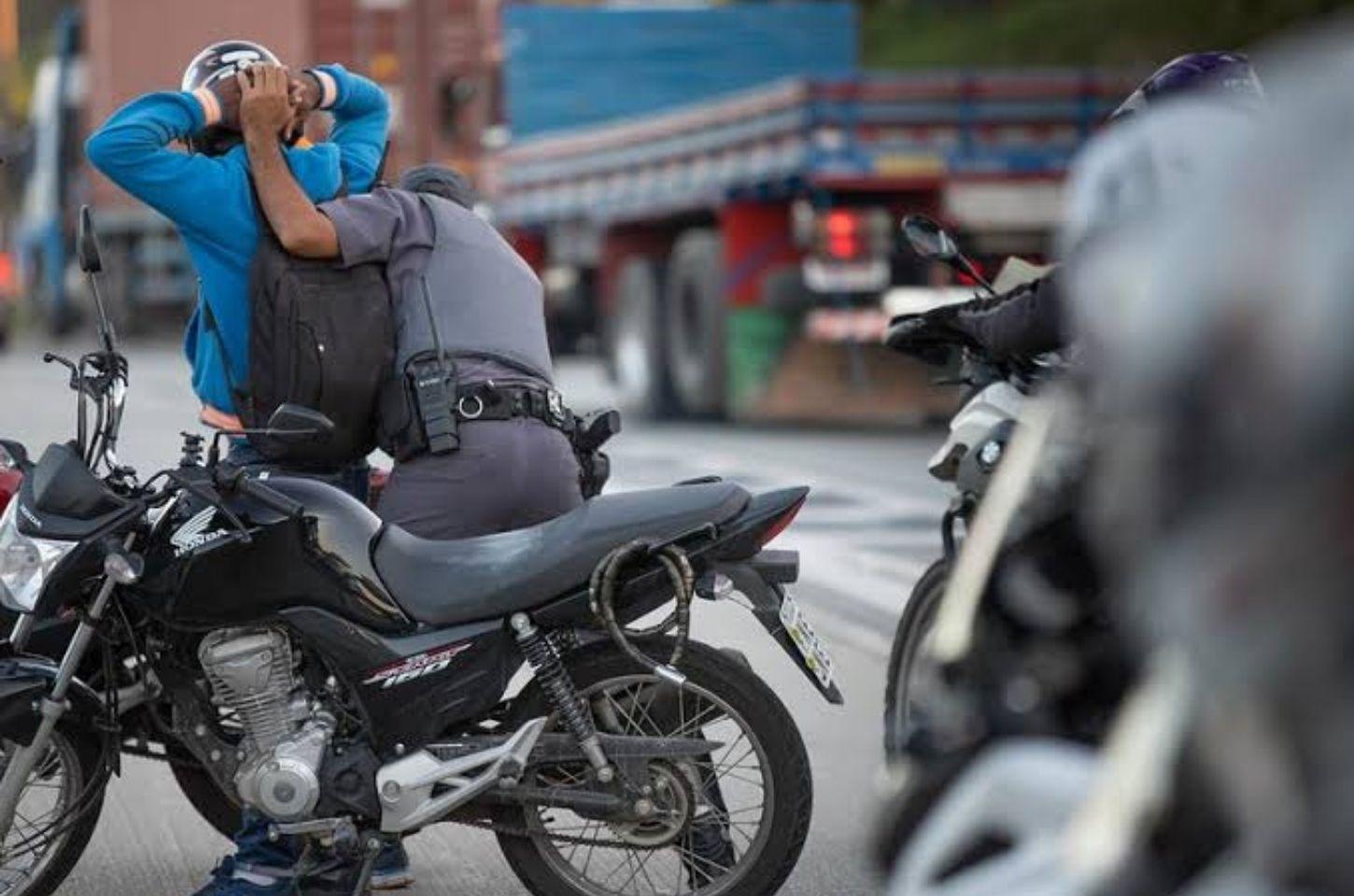 Operação apreende diversas motocicletas irregulares em Araci