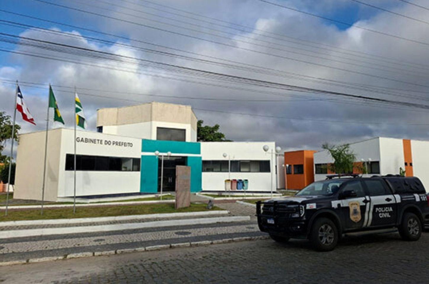 Operação investiga contratos sem licitação em Santaluz; Polícia esteve na casa do prefeito 