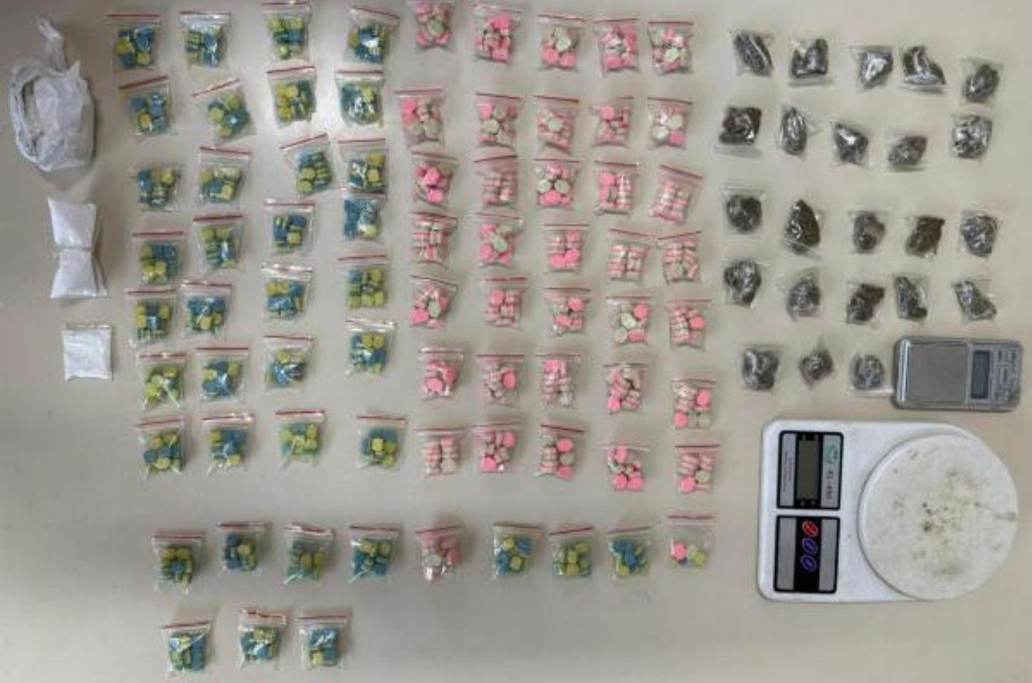 PM apreende mais de 700 comprimidos de ecstasy e cocaína após denúncia em Serrinha