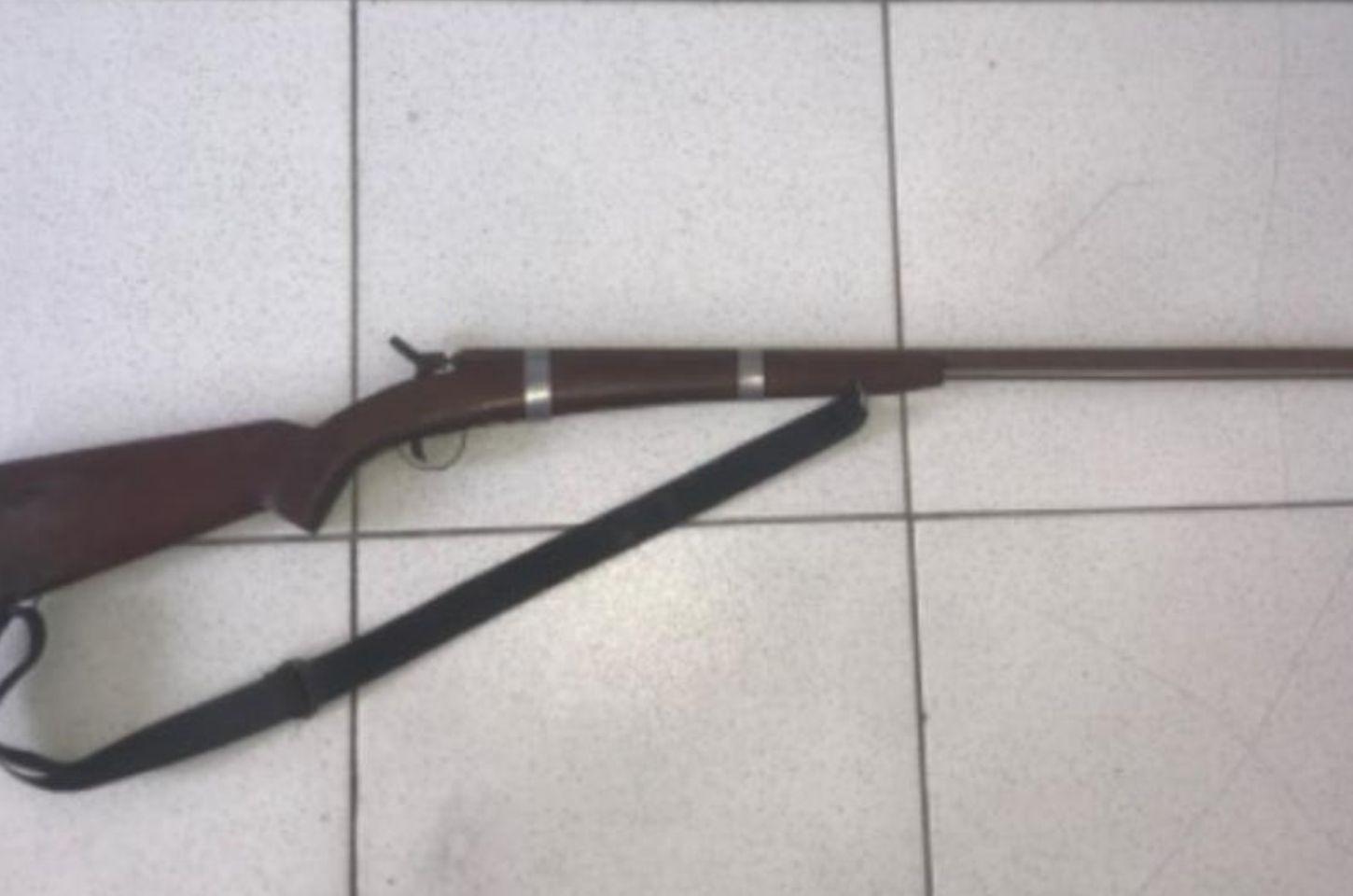 Polícia Militar apreende espingarda abandonada em povoado de Serrinha