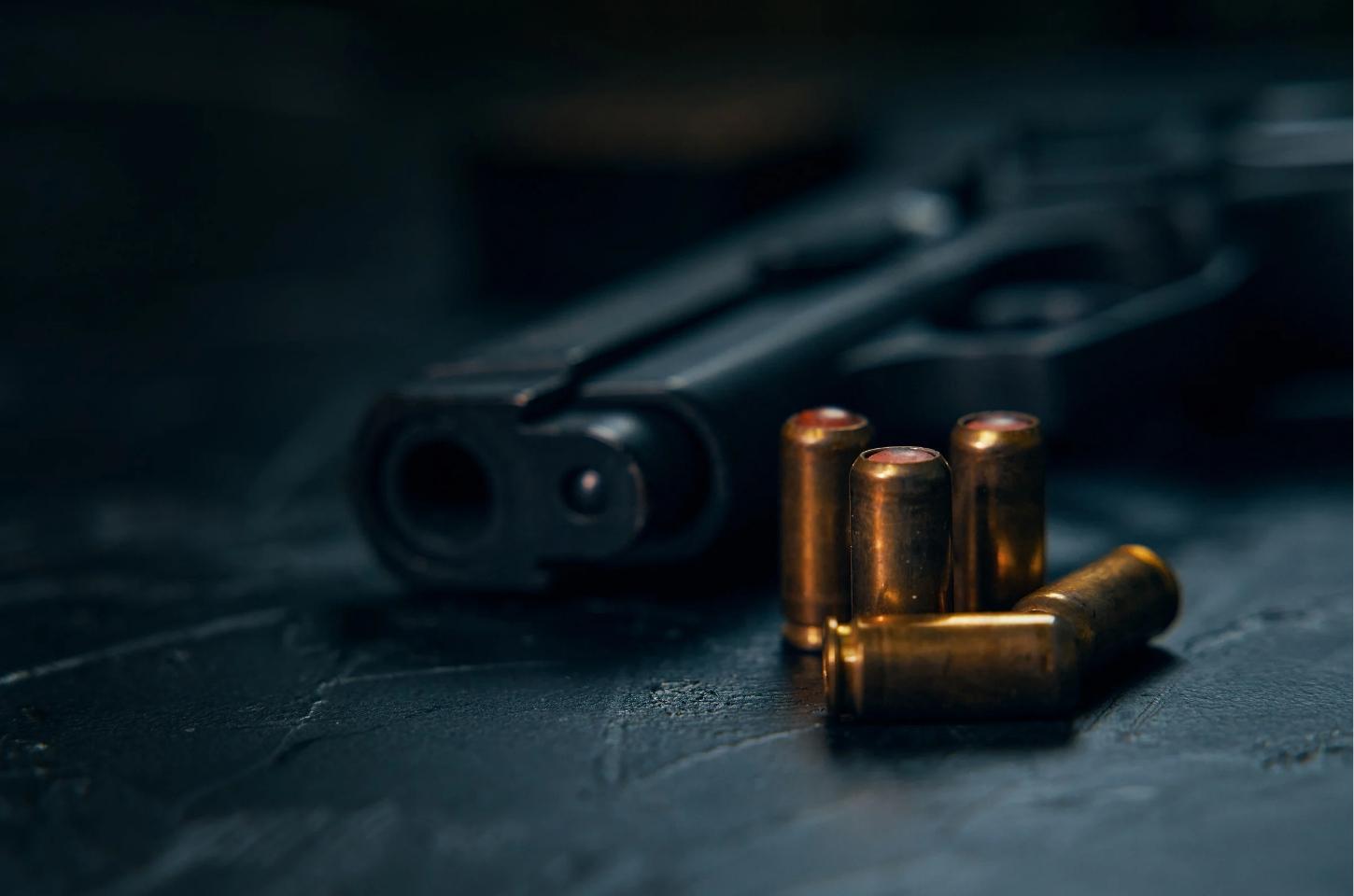 Adolescente é baleado dentro de casa em tentativa de homicídio em Ichu