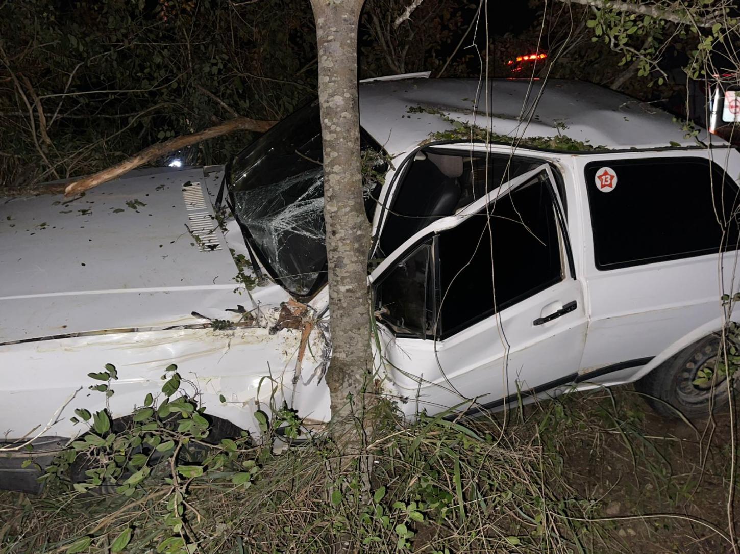 Carro desce ribanceira e colide em árvore na BA-409 entre Coité e Serrinha
