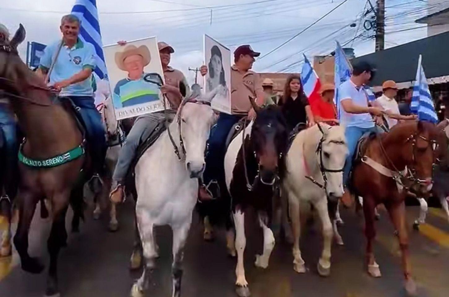 Desfile abre oficialmente a Vaquejada de Serrinha 2025