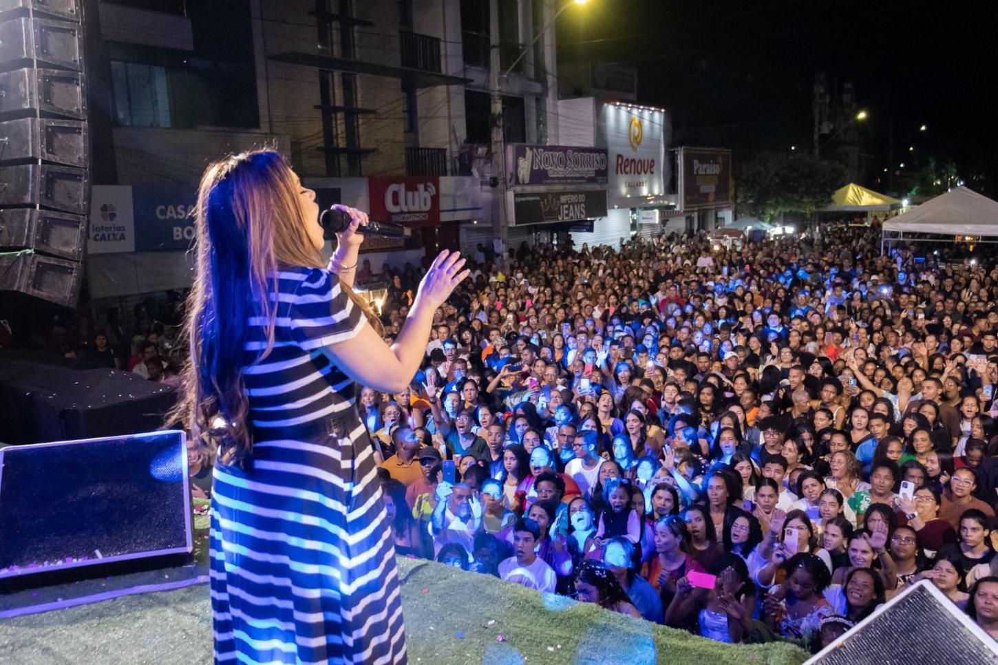 Fiéis participam de noite de louvor e música na celebração ao Dia do Evangélico em Serrinha