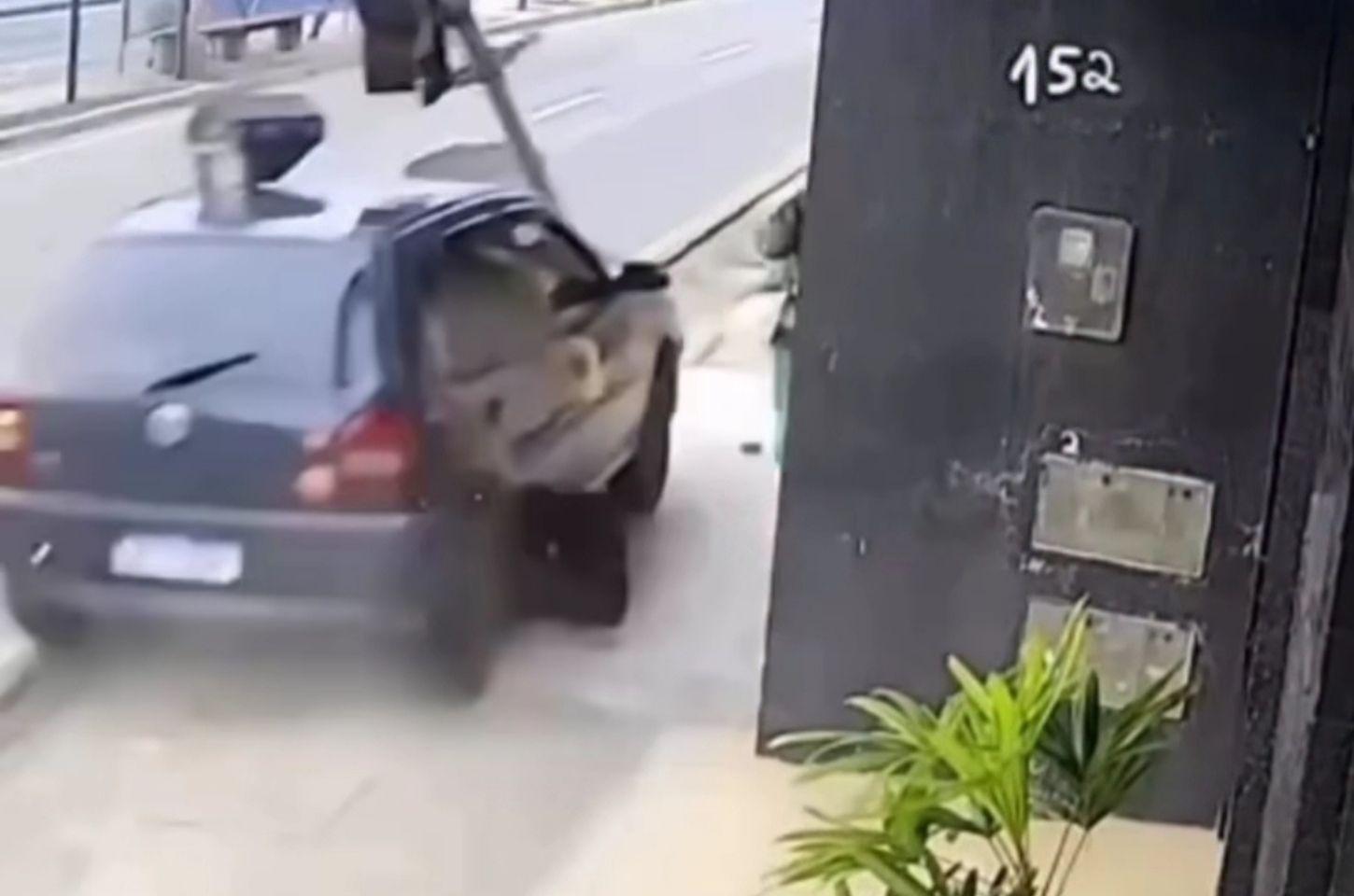 Gari escapa de atropelamento por poucos segundos em Aracaju