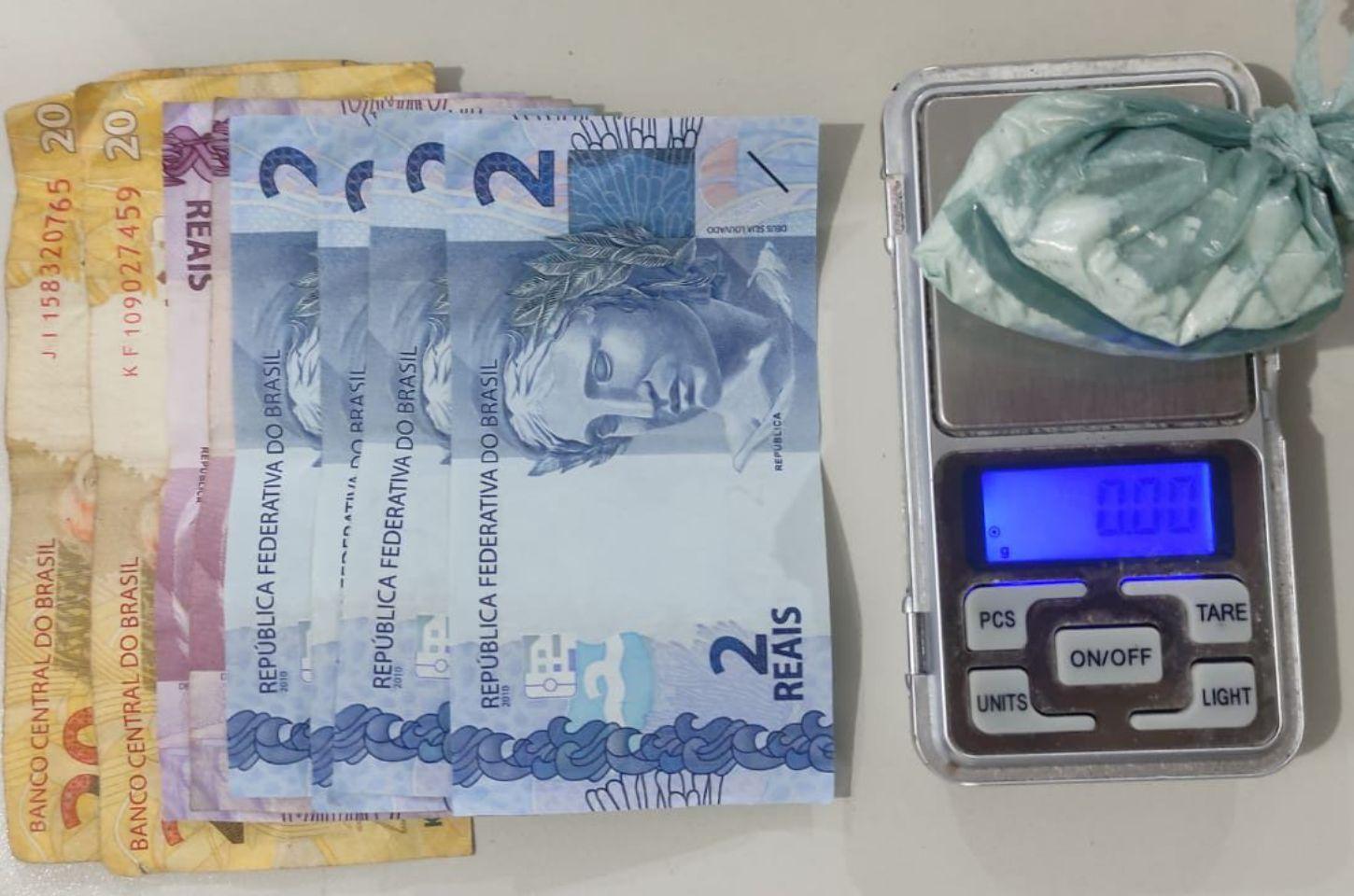 Homem é detido após ser flagrado com drogas durante operação da PM em Serrinha