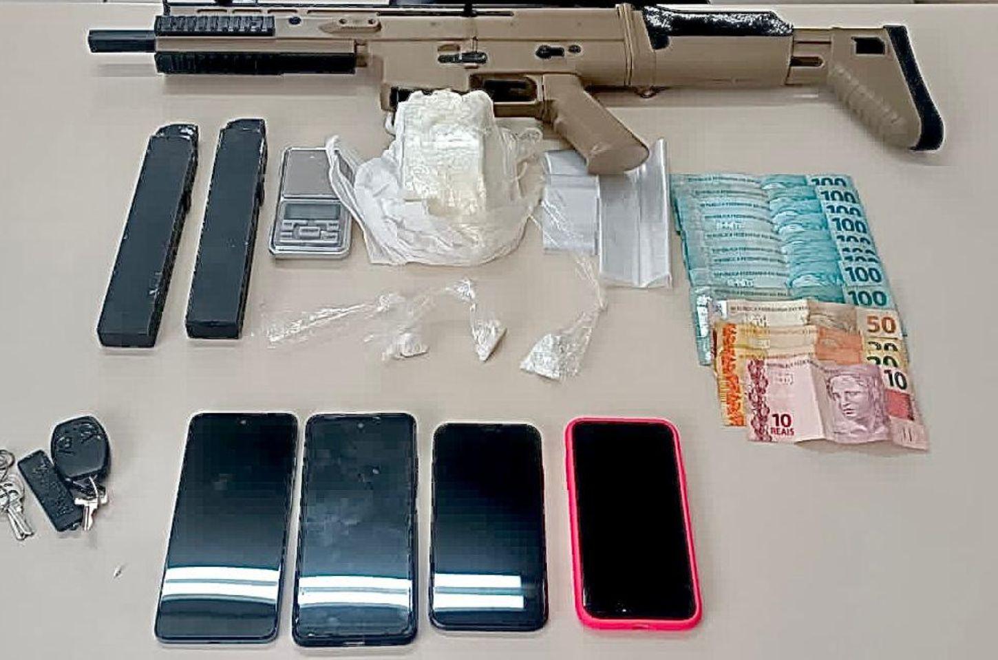 Homem é preso com drogas e arma de fogo em Serrinha