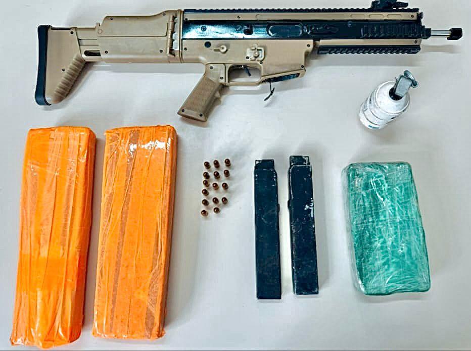 Homem é preso com submetralhadora, mais de 3kg de drogas e granada em Serrinha