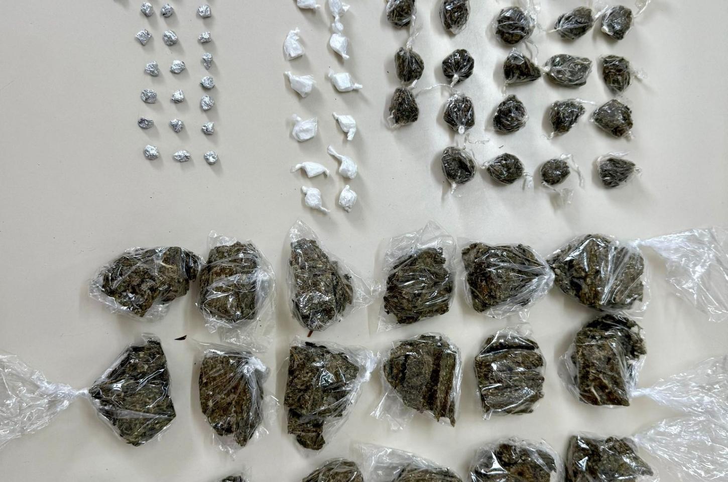 Homem é preso por tráfico de drogas em Serrinha; dois suspeitos fugiram