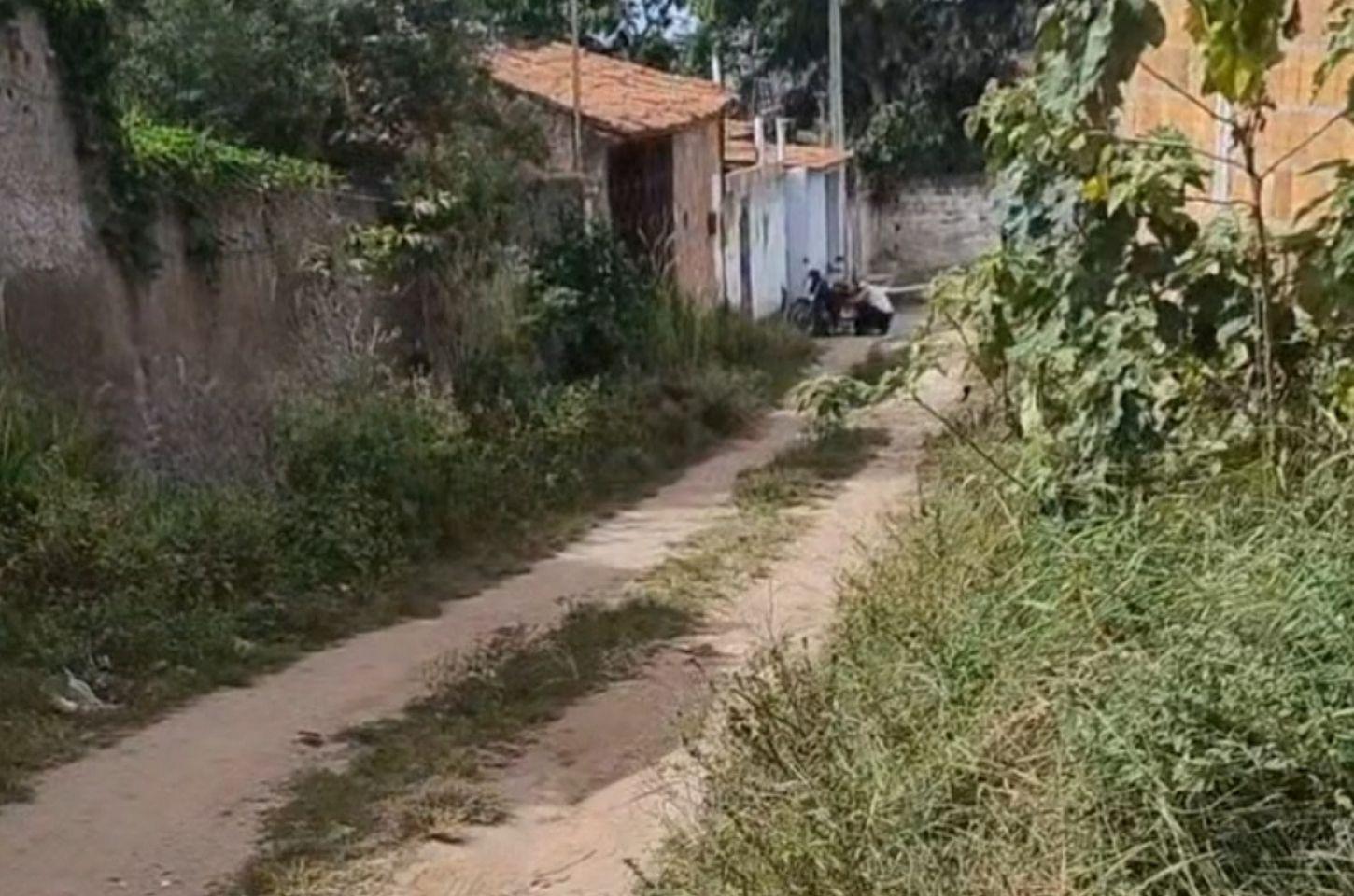 Moradora de Travessa em bairro de Serrinha pede que local seja pavimentado