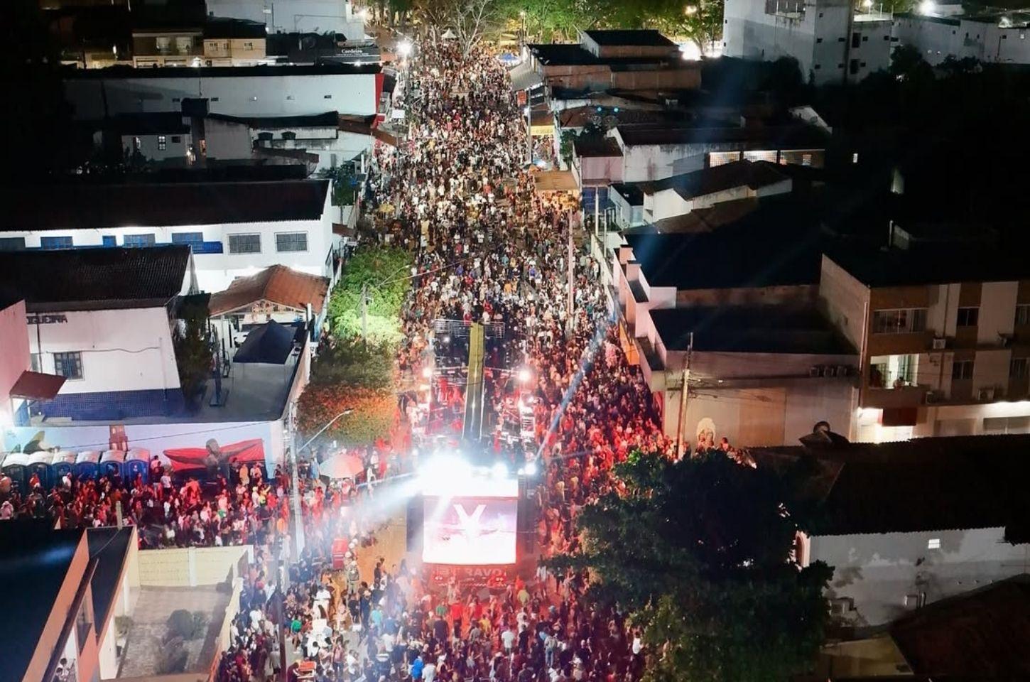 Multidão acompanha Durval Lelys e Robyssão no segundo dia da Micareta de Serrinha
