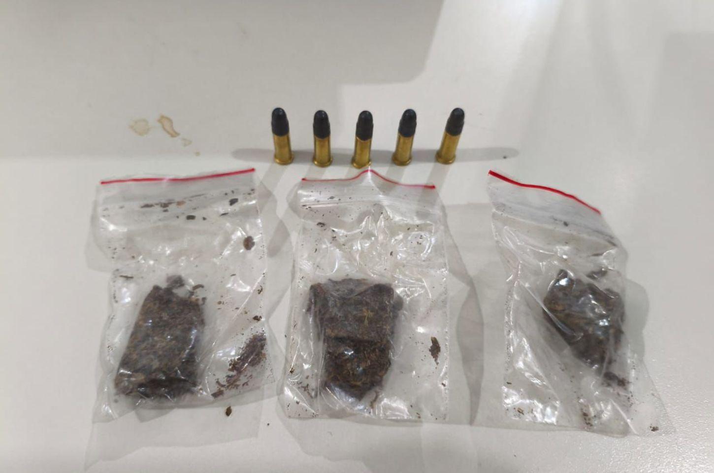 Polícia apreende drogas e munições em Serrinha; Suspeito conseguiu evadir 