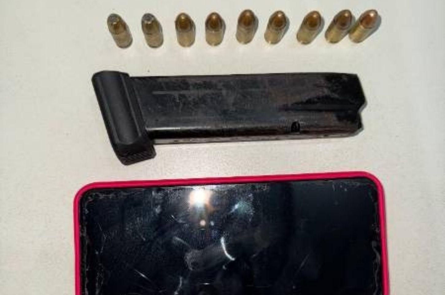 Polícia é recebida a tiros durante operação em Serrinha; suspeito deixa carregador e celular durante fuga