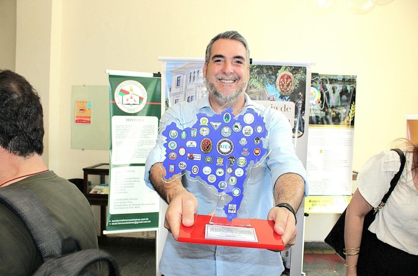 Sandro Magalhães é homenageado por Academias de Letras da Bahia