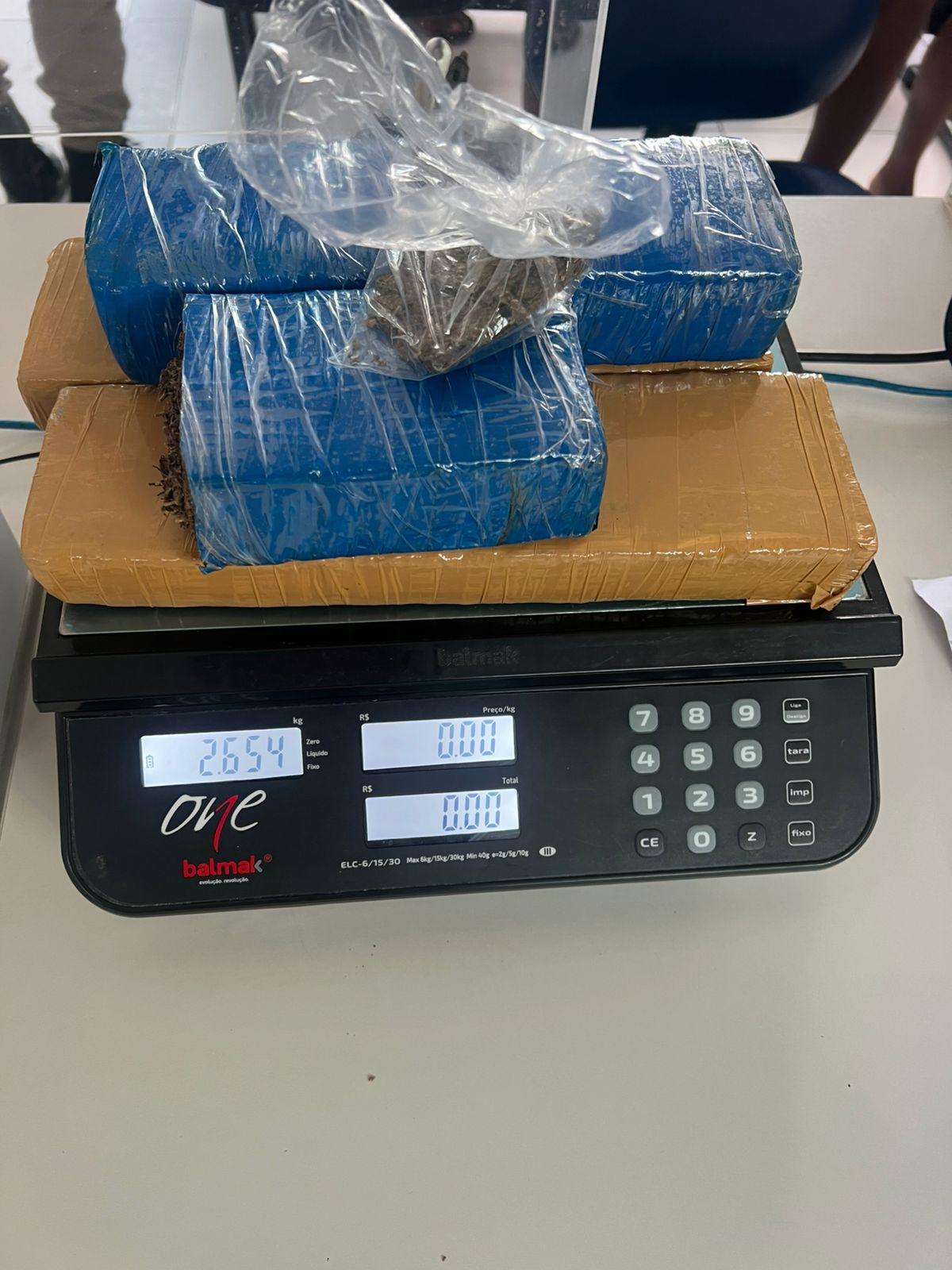 Adolescente é apreendido com mais de 2,6 kg de maconha em Serrinha